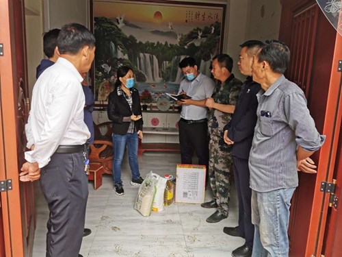 图为省残联人事部部长王红一行走访探视商丘市民权县特困残疾人家庭