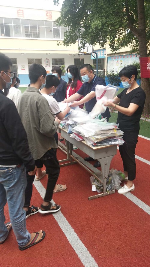 图为商丘市民权县残联举行“鸿星助力?衣路有爱”扶贫助残项目物品发放仪式现场2