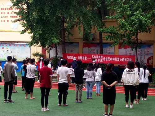 图为商丘市民权县残联举行“鸿星助力?衣路有爱”扶贫助残项目物品发放仪式现场