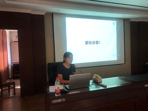 图为专家在培训会上讲课