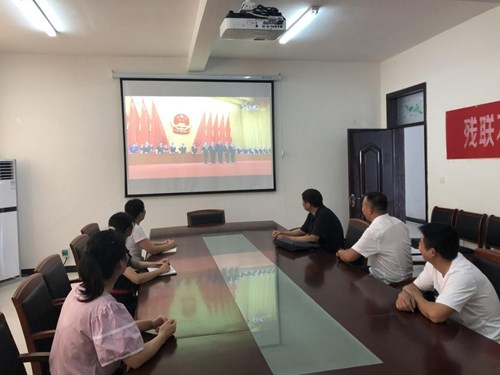 图为商丘市夏邑县残联组织收看全国抗击新冠肺炎疫情表彰大会