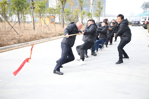 图为运动会拔河比赛 图为运动会拔河比赛