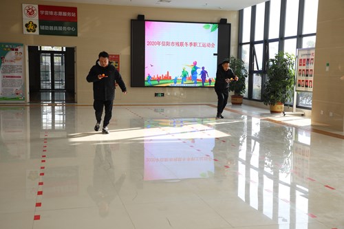 图为运动会趣味项目比赛